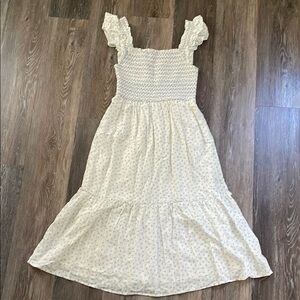 Boutique NWT White Floral Dress perfect for spring with Ruffled Sleeves shirred